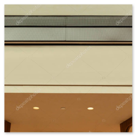 Branding-Wand in Retail-Store mit Logo
