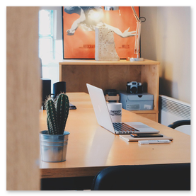 Open Space mit grafischer Wandgestaltung
