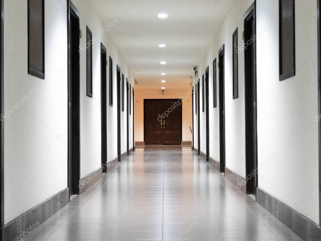 Praxisflur mit Naturmotiv auf Beton